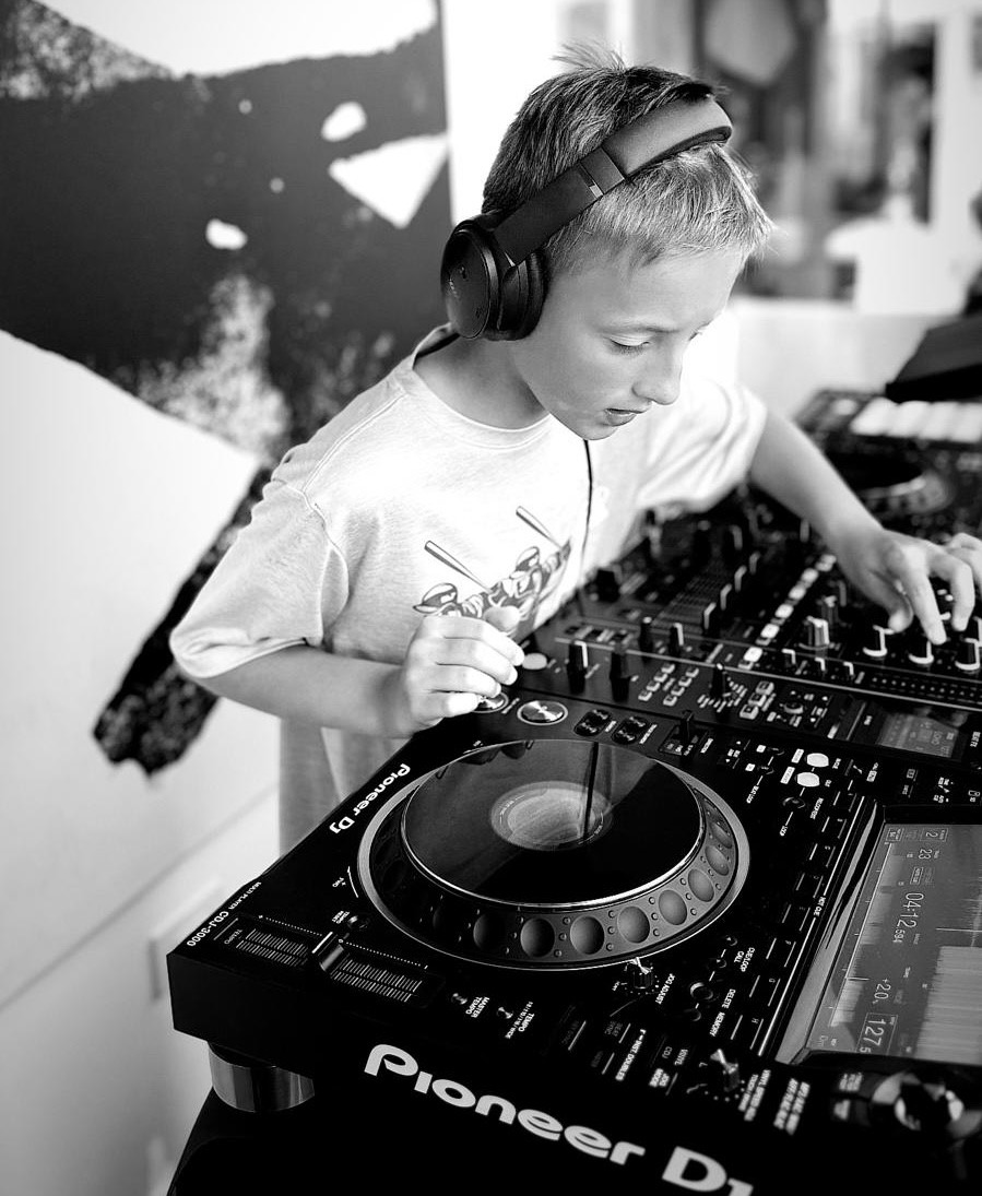 DJ Bruno mixing live